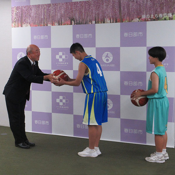 春日部市内の中学生へバスケットボールを寄贈 春日部市内の中学生へバスケットボールを寄贈